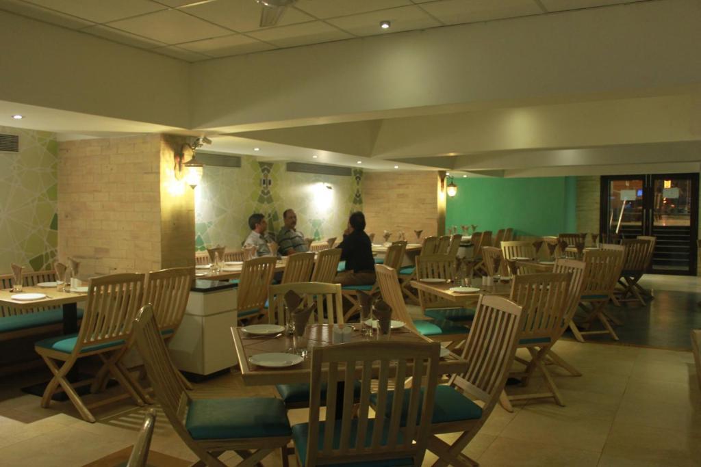 Gcc Hotel And Club Mira-Bhayandar Restaurant photo